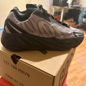 Yeezy 700 Boost Geode 
YZY 700 MVNVM
S7.5M
Pre-loved worn twice 
Original Box